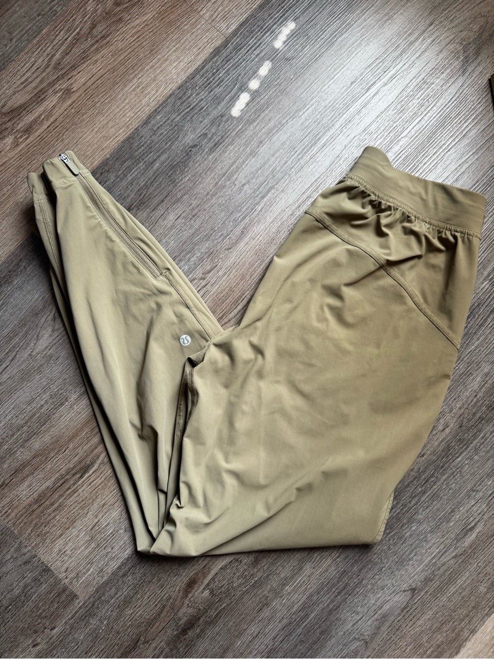 lululemon athletica Woman’s Olive/Tan Athletic Joggers Women’s 6 Length 28”
